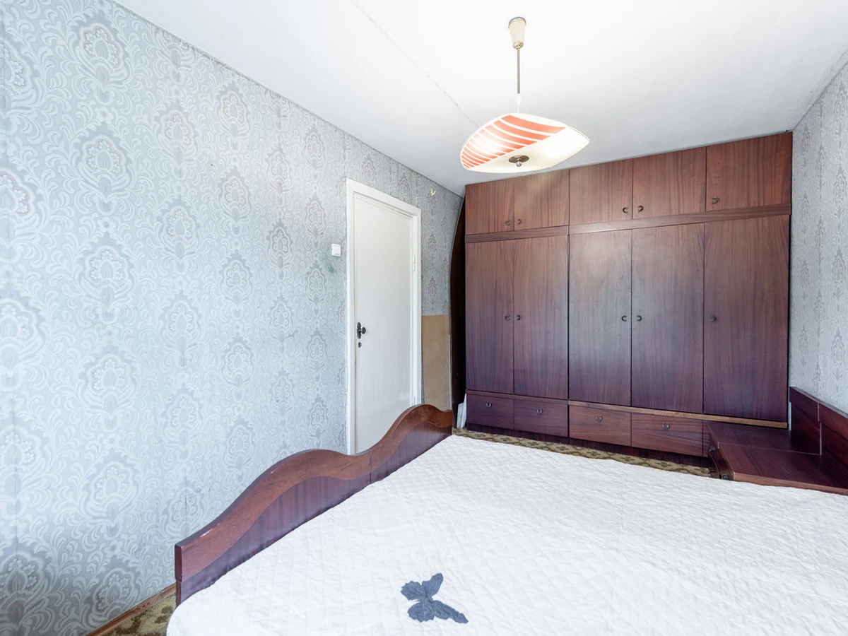 Bedroom painting in Sheffield - spacious bright bedroom painted by Sheffield Decorators