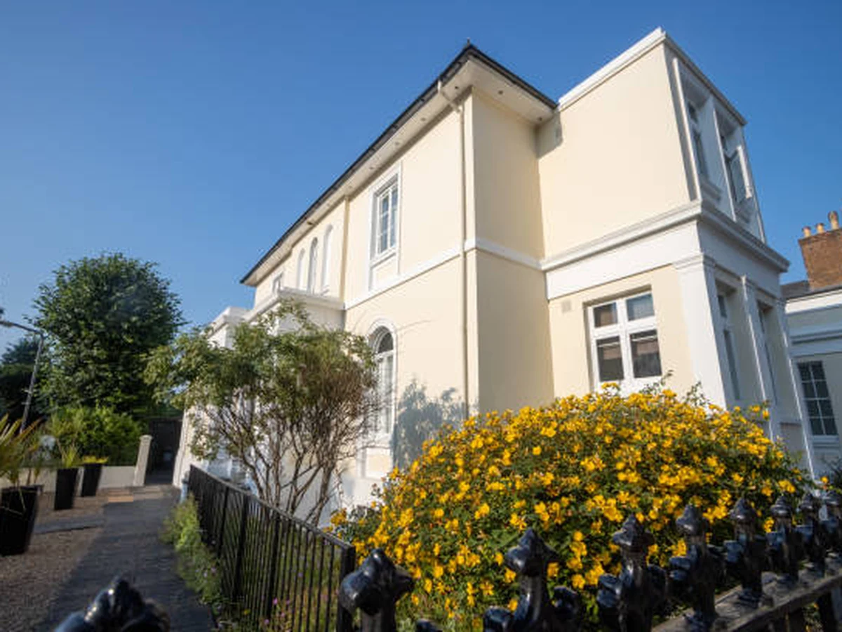 Cream painted Victorian detached house exterior by Sheffield Decorators