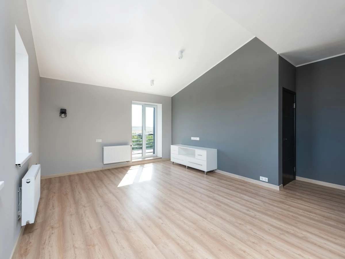 Bright empty room with freshly painted ceiling in Sheffield by Sheffield Decorators