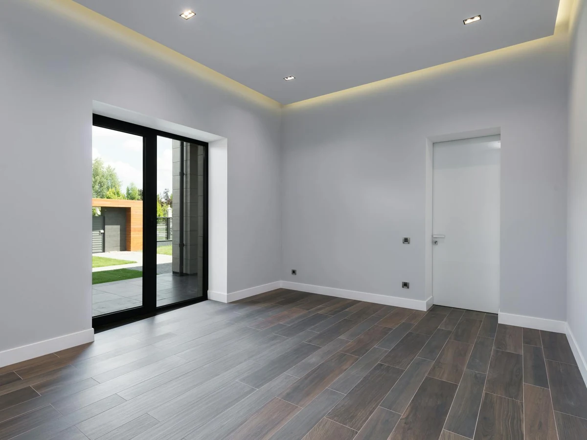 interior-painting-empty-grey-room-sheffield-decorators Empty grey room prepared for interior painting by Sheffield Decorators in Penistone